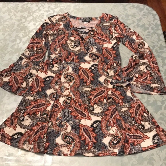 VENUS Dresses & Skirts - Venus Bell Sleeve A-Line Paisley Print Dress